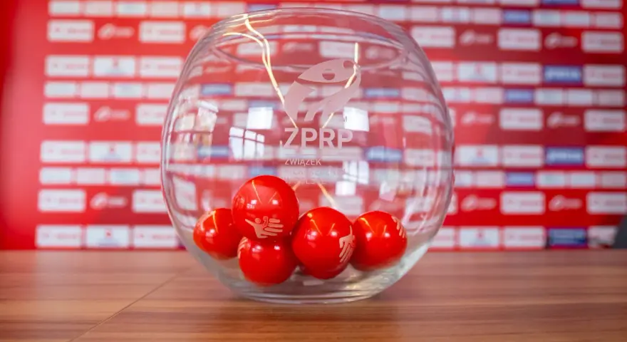 Szklana kula z logo ZPRP i czerwonymi kulkami, gotowa do losowania **pucharu polski piłka ręczna**.