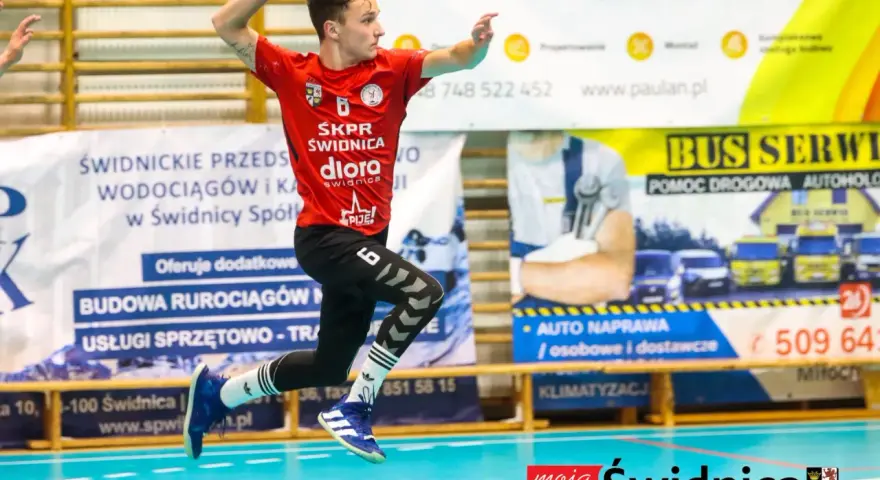 Tomasz Kopeć w skoku do rzutu piłką ręczną. Zawodnik ŚKPR Świdnica w akcji.