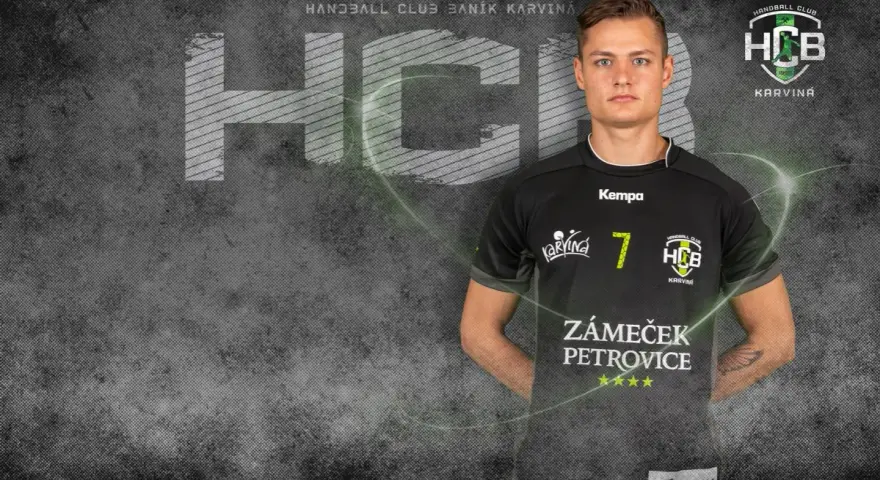 Młody zawodnik Artur Urbański w koszulce z numerem 7 klubu HCB Karviná.