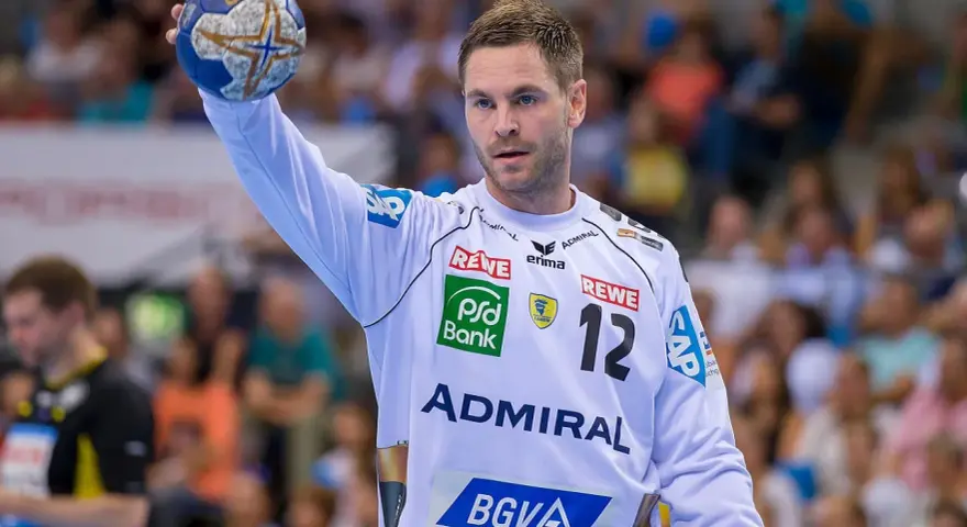 Andreas Palicka, bramkarz z piłką w ręku, gotowy do rzutu.