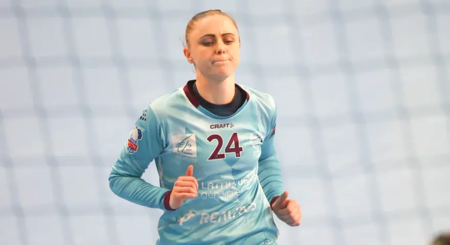 Adrianna Płaczek w akcji, z numerem 24 na koszulce, biegnie po boisku.