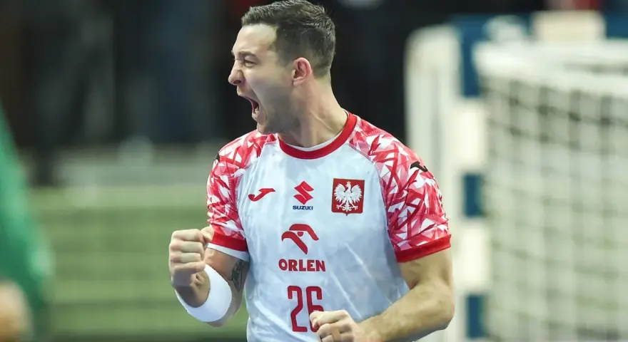 Krajewski w akcji, radość po zdobyciu bramki w meczu piłki ręcznej. Duma z orzełka na piersi.