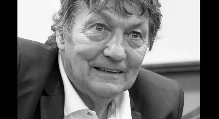 Portret Ryszarda Jedlińskiego w garniturze i białej koszuli. Jego twarz jest lekko uśmiechnięta, a oczy patrzą wprost na widza.