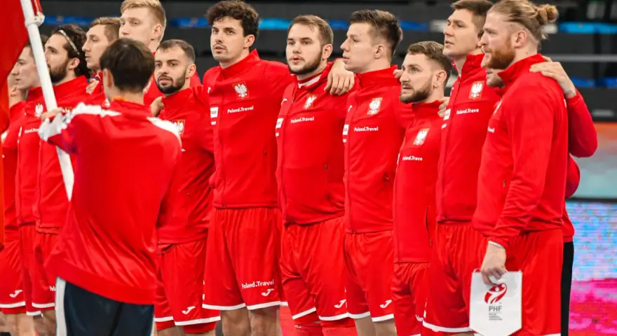 Drużyna piłki ręcznej Polski w czerwonych strojach, gotowa do meczu z Norwegią.