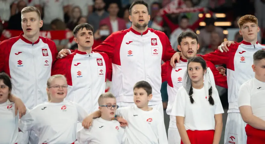 Drużyna Polski w piłce ręcznej, w tym młodzi fani, gotowa na mistrzostwa.