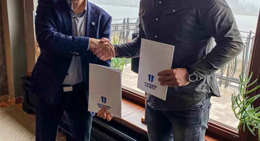 Mirsad Terzić i partnerzy podpisują dokumenty. Uściski dłoni i białe teczki z logo klubu.