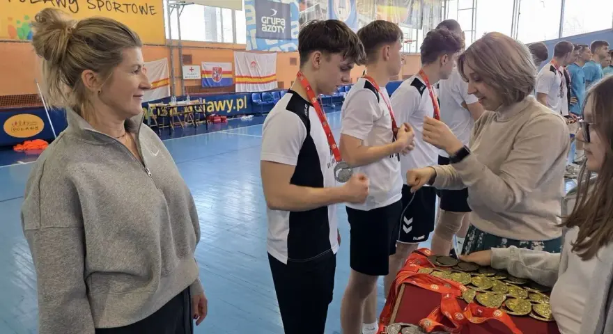 Bartosz Kuczyński i inni młodzi sportowcy odbierają medale po zawodach.