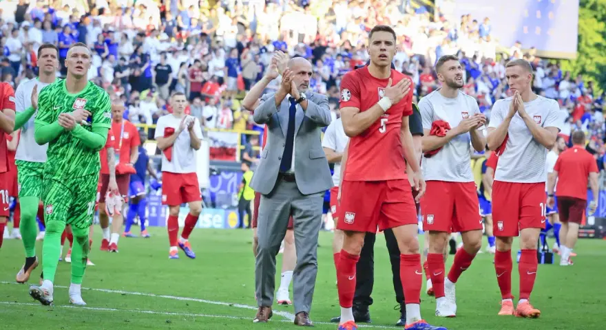 Piłkarze reprezentacji Polski po losowaniu mistrzostw Europy, w geście szacunku dla kibiców, klaszczą na murawie.