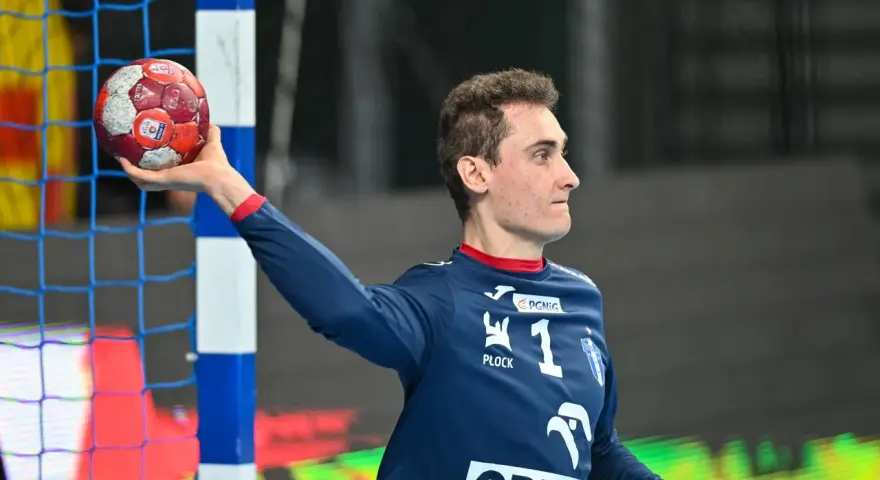 Piłkarz ręczny Adam Morawski z piłką w dłoni, gotowy do rzutu.