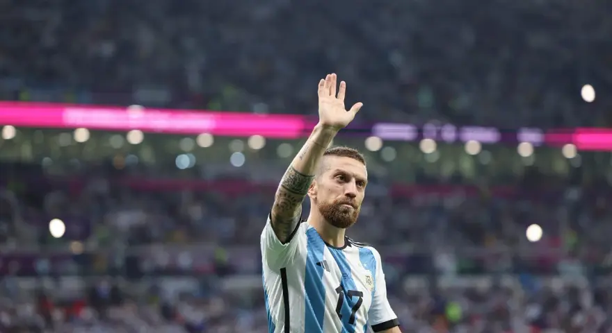 Aleix Gomez, w koszulce Argentyny, pozdrawia kibiców na stadionie.