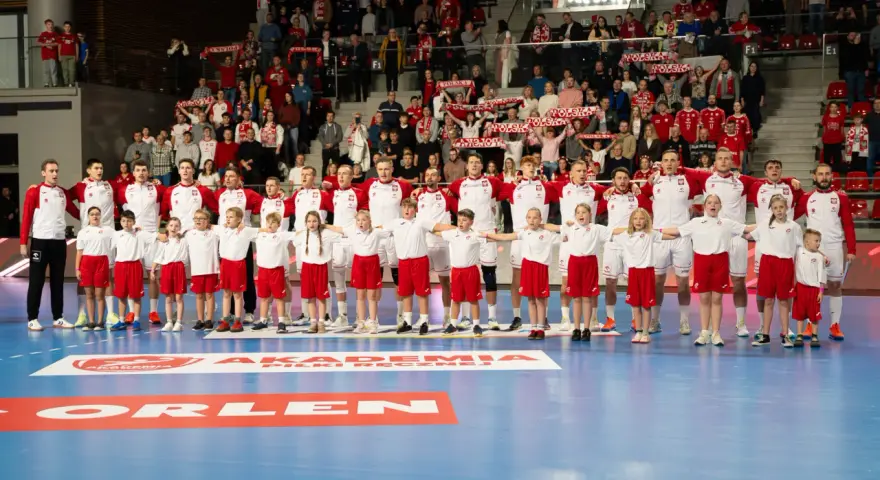 Drużyna Polski na Mistrzostwa Europy w Piłce Ręcznej Mężczyzn, z dziećmi w strojach narodowych.