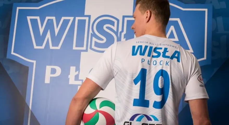 Krzysztof Kisiel, siatkarz Wisły Płock, z piłką w ręku.