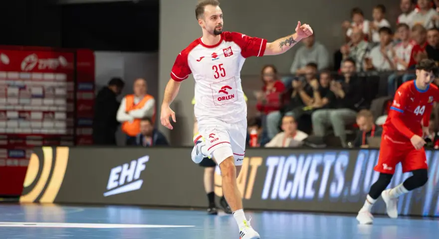 Paweł Paterek w akcji, z numerem 35 na koszulce, biegnie po boisku.