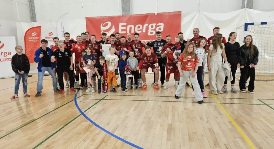 Drużyna Warmia Olsztyn piłka ręczna z kibicami po meczu.
