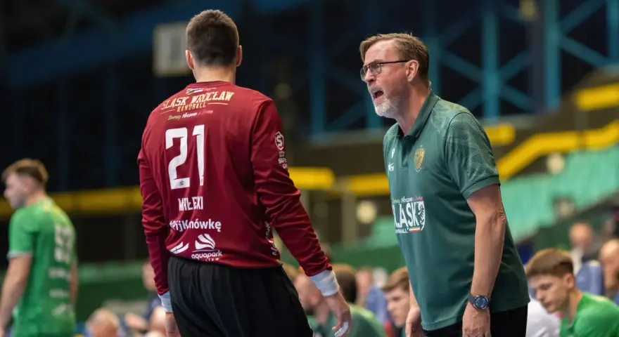Patrik Liljestrand, trener Śląska Wrocław, udziela wskazówek zawodnikowi z numerem 21.