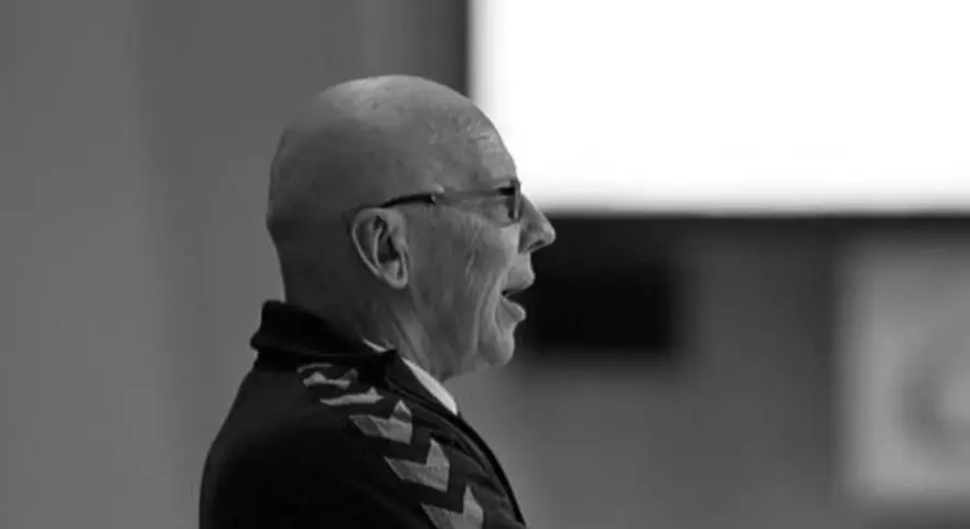 Edward Jankowski, starszy mężczyzna w okularach, mówi z otwartymi ustami.
