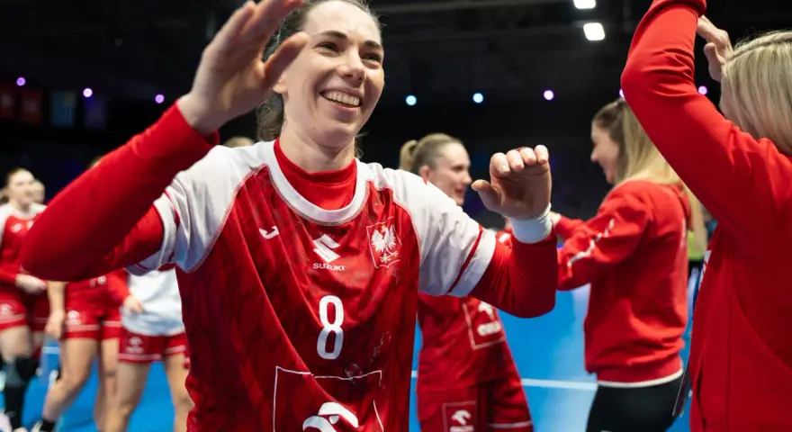 Radosna zawodniczka w koszulce z numerem 8 świętuje sukces w finale piłki ręcznej.