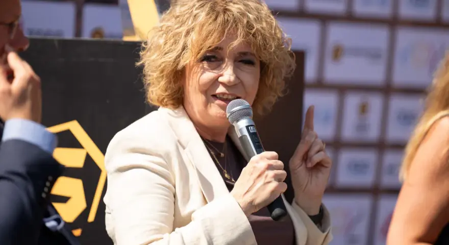 Hanna Targowicka-Kozłowska z mikrofonem, gestykuluje podczas panelu.