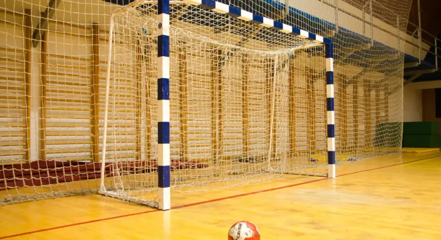 Piłka ręczna inaczej? Bramka na hali sportowej czeka na akcję.