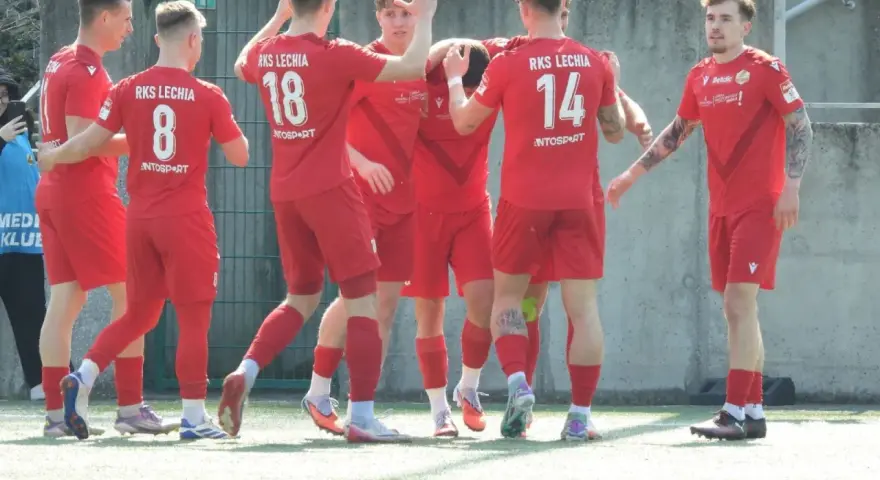 Piłkarze RKS Lechia świętują, jeden z nich, Jakub Biernat, cieszy się z sukcesu.