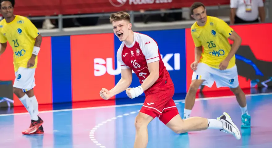 Radosny Bartosz Polak w czerwonej koszulce z numerem 35 świętuje zdobycie bramki.