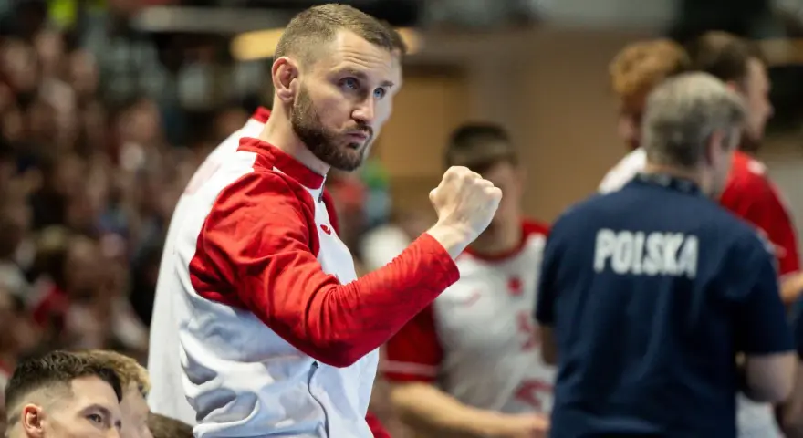 Michał Daszek, z zaciętą miną i zaciśniętą pięścią, kibicuje swojej drużynie.