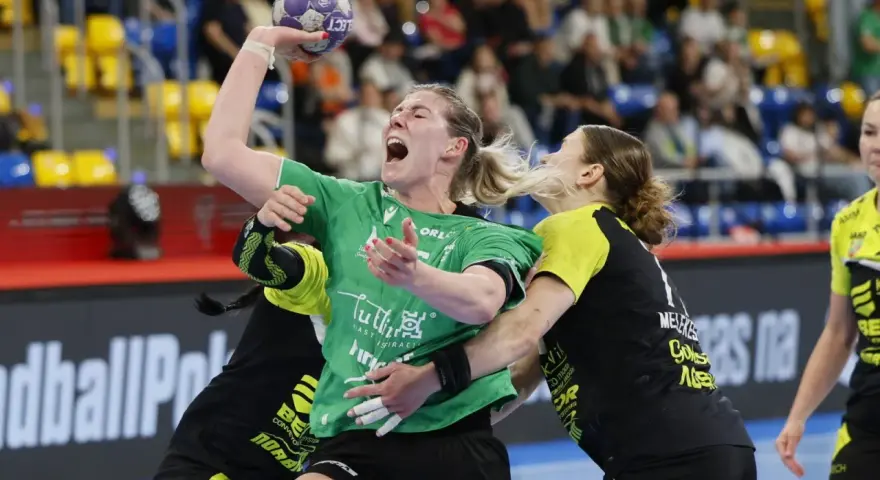 Piłka ręczna MKS Funfloor Lublin. Zawodniczka w zielonej koszulce rzuca do bramki, otoczona przez rywalki.