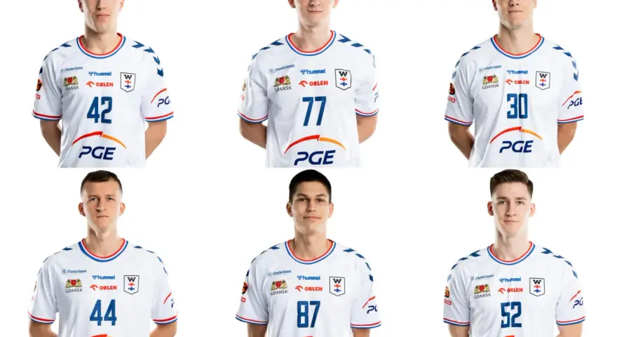 Sześciu zawodników w białych koszulkach z numerami 42, 77, 30, 44, 87, 52. Jakub Skrzyniarz mógłby być jednym z nich.