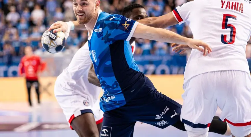 Piłkarz Wisły Płock w akcji przeciwko PSG. Zawodnik w niebieskiej koszulce z piłką w ręku, gotowy do rzutu.