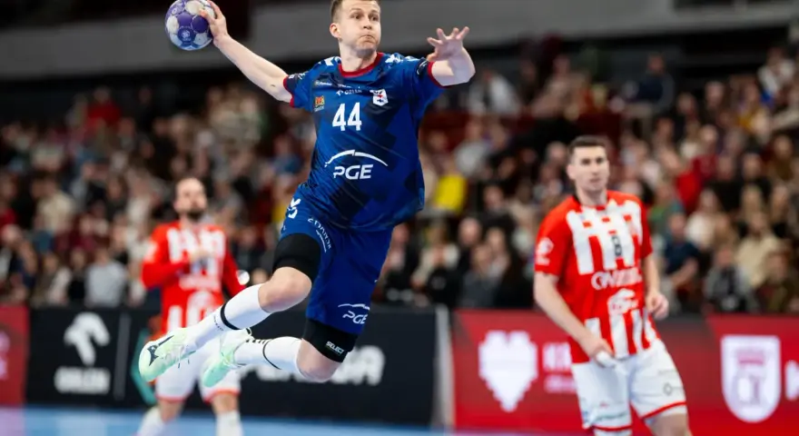 Piłkarz ręczny w skoku, z piłką w dłoni, podczas jednego z emocjonujących gwardia opole mecze.