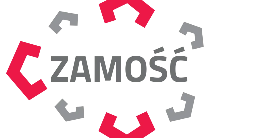 Logo z napisem ZAMOŚĆ otoczone geometrycznymi kształtami w kolorach czerwonym i szarym.