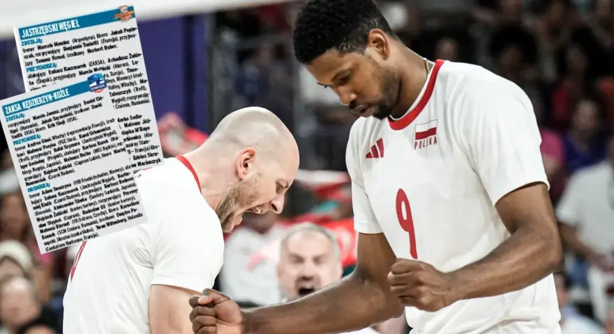 Daniel Stępień, siatkarz w białej koszulce z numerem 9 i godłem Polski, świętuje z kolegą z drużyny.