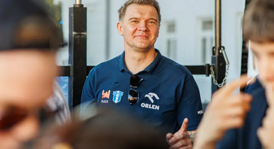 Uśmiechnięty Dawid Nilsson w granatowej koszulce z logo ORLEN i Wisły Płock.