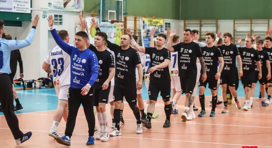 Drużyna piłkarzy ręcznych SKPR Świdnica, w tym adam chmiel, pozdrawia kibiców po meczu.