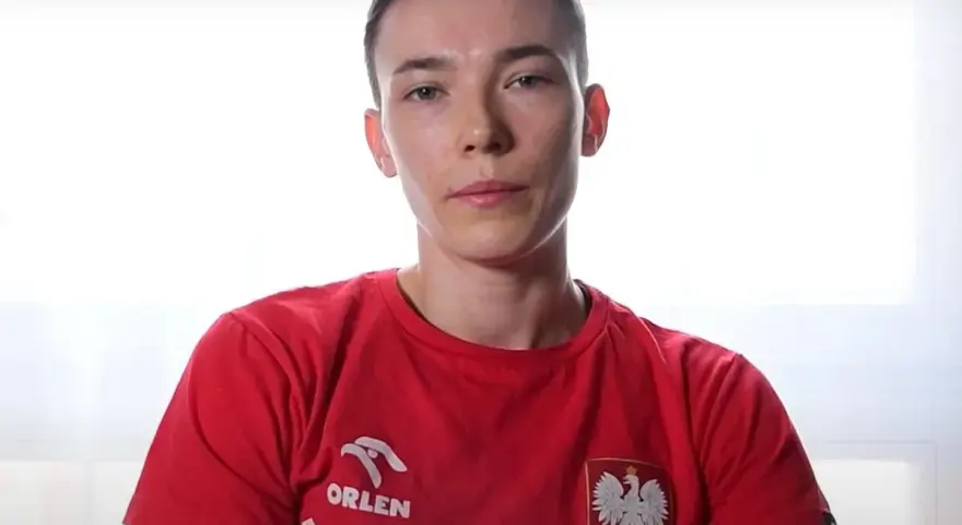 Młoda kobieta, Magda Balsam, w czerwonej koszulce z orłem i logiem Orlen.
