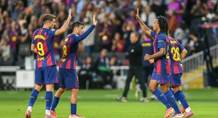 Piłkarze FC Barcelona, w tym Lewandowski, świętują zwycięstwo. Duma i radość na twarzach, to jest **vive Barcelona**!