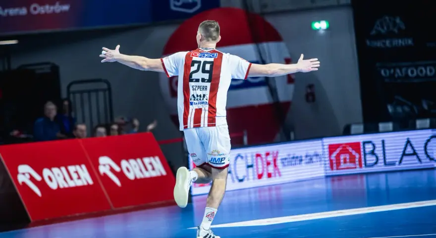 Marek Szpera, numer 29, świętuje zwycięstwo na boisku.