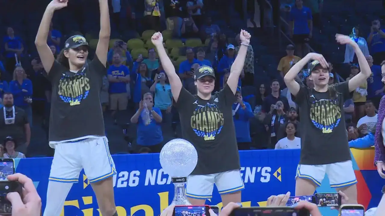 Trzy zawodniczki UCLA świętują awans do final four, wznosząc ręce w geście triumfu. Mają na sobie koszulki 