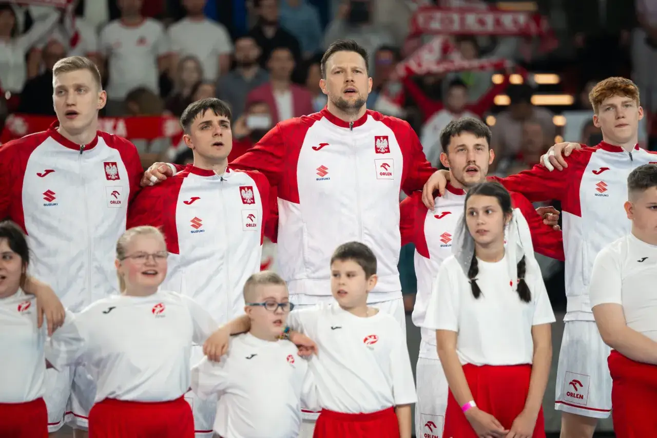 Drużyna Polski w piłce ręcznej przed meczem eliminacji mistrzostw Europy. Młodzi kibice wspierają swoich idoli.