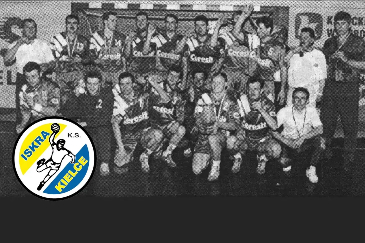 Drużyna piłkarzy ręcznych Iskra Kielce świętuje zwycięstwo.