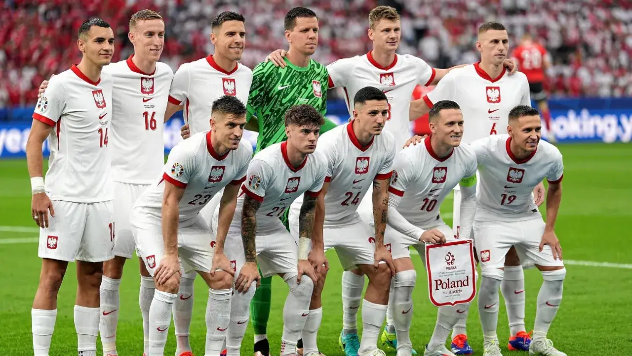 Reprezentacja Polski w piłce nożnej, polska francja skład. Drużyna w białych strojach z orłem na piersi, gotowa do meczu.