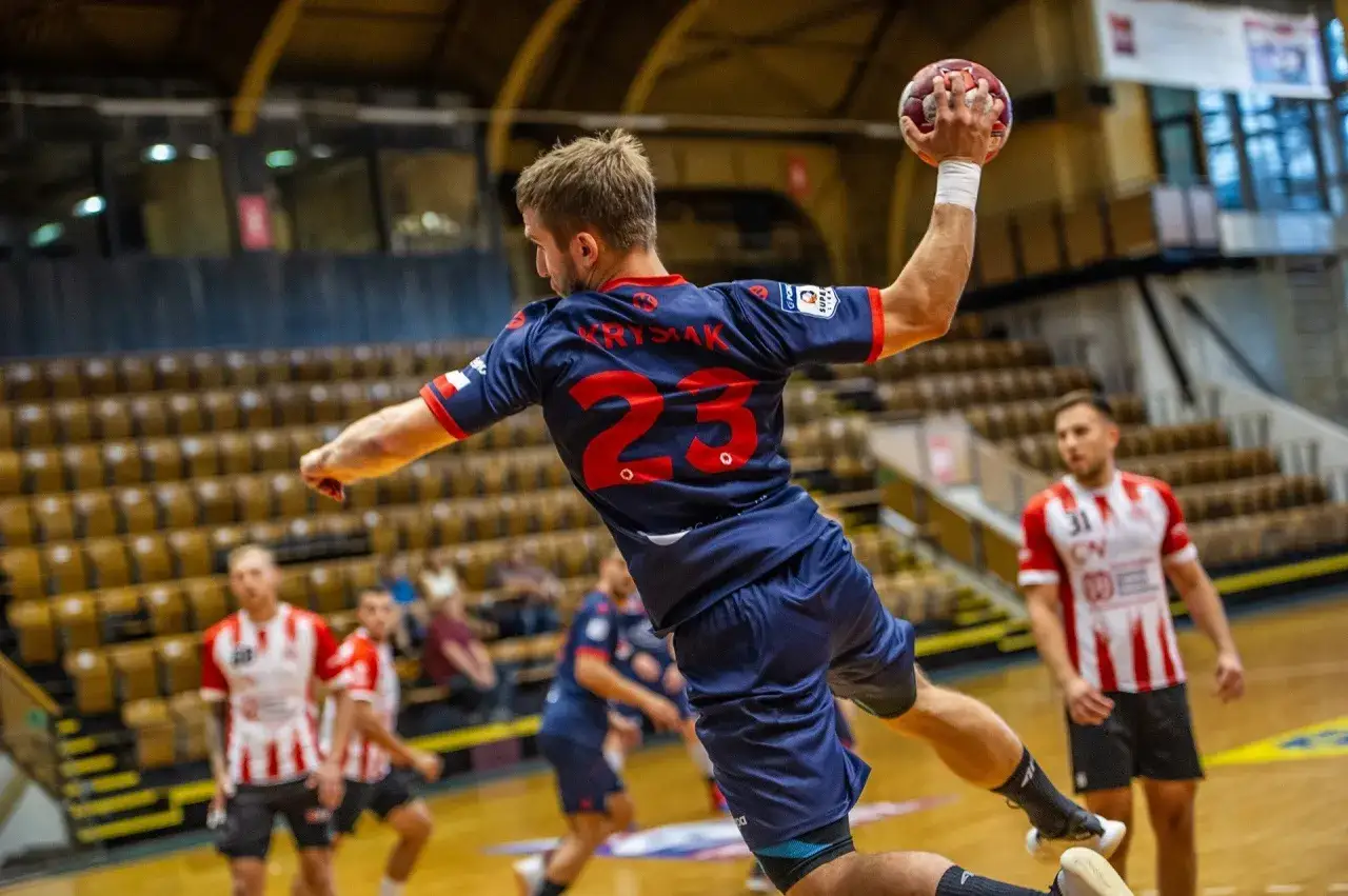 Tomasz Zaręba w skoku do rzutu piłką ręczną, z numerem 23 na koszulce.