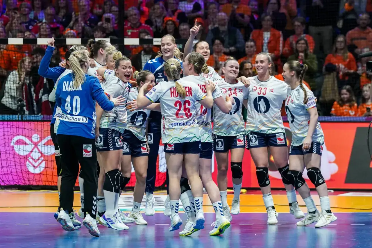 Piłkarki ręczne Norwegii świętują zwycięstwo. Radość na twarzach zawodniczek po udanym meczu.