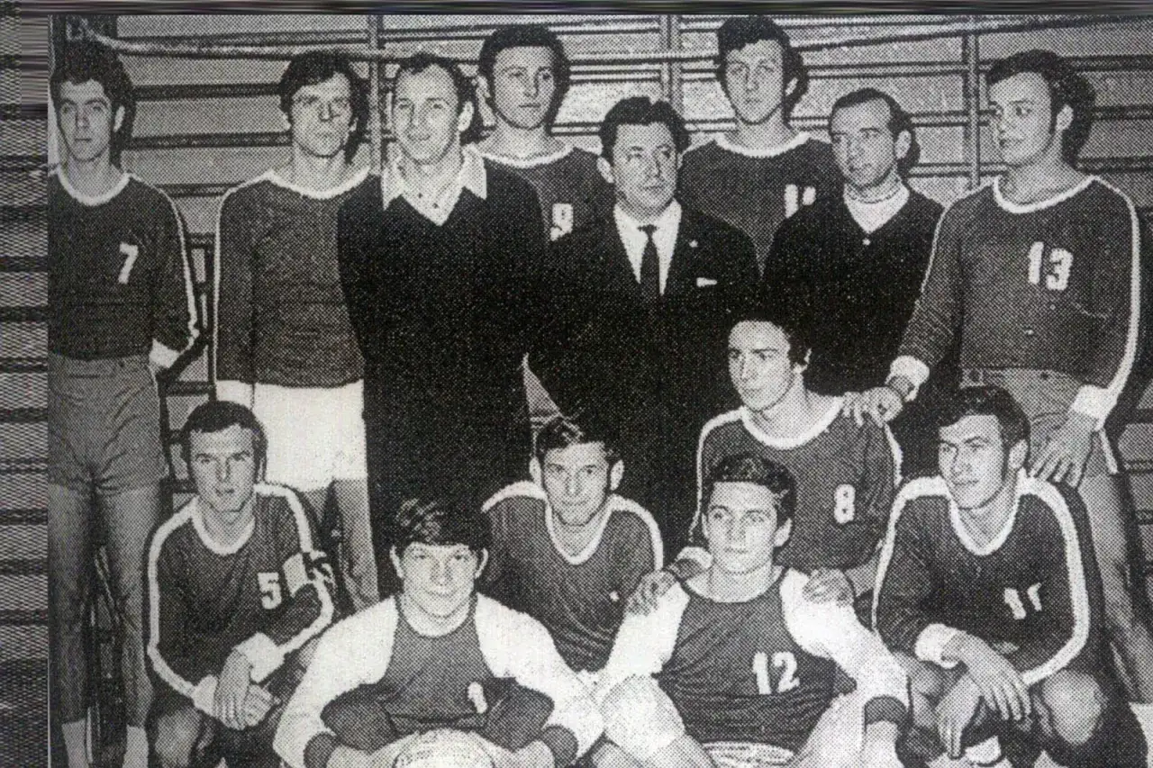 Drużyna Vive Kielce w strojach sportowych, pozuje do zdjęcia.