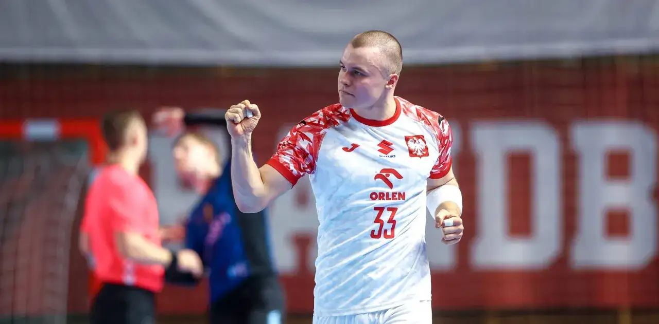 Jakub Szyszko, zawodnik z numerem 33 na koszulce, cieszy się po zdobyciu punktu.