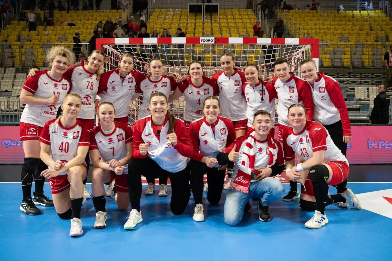 Drużyna Polski na Mistrzostwach Świata w piłce ręcznej kobiet. Zawodniczki w biało-czerwonych strojach pozują do zdjęcia przed bramką.