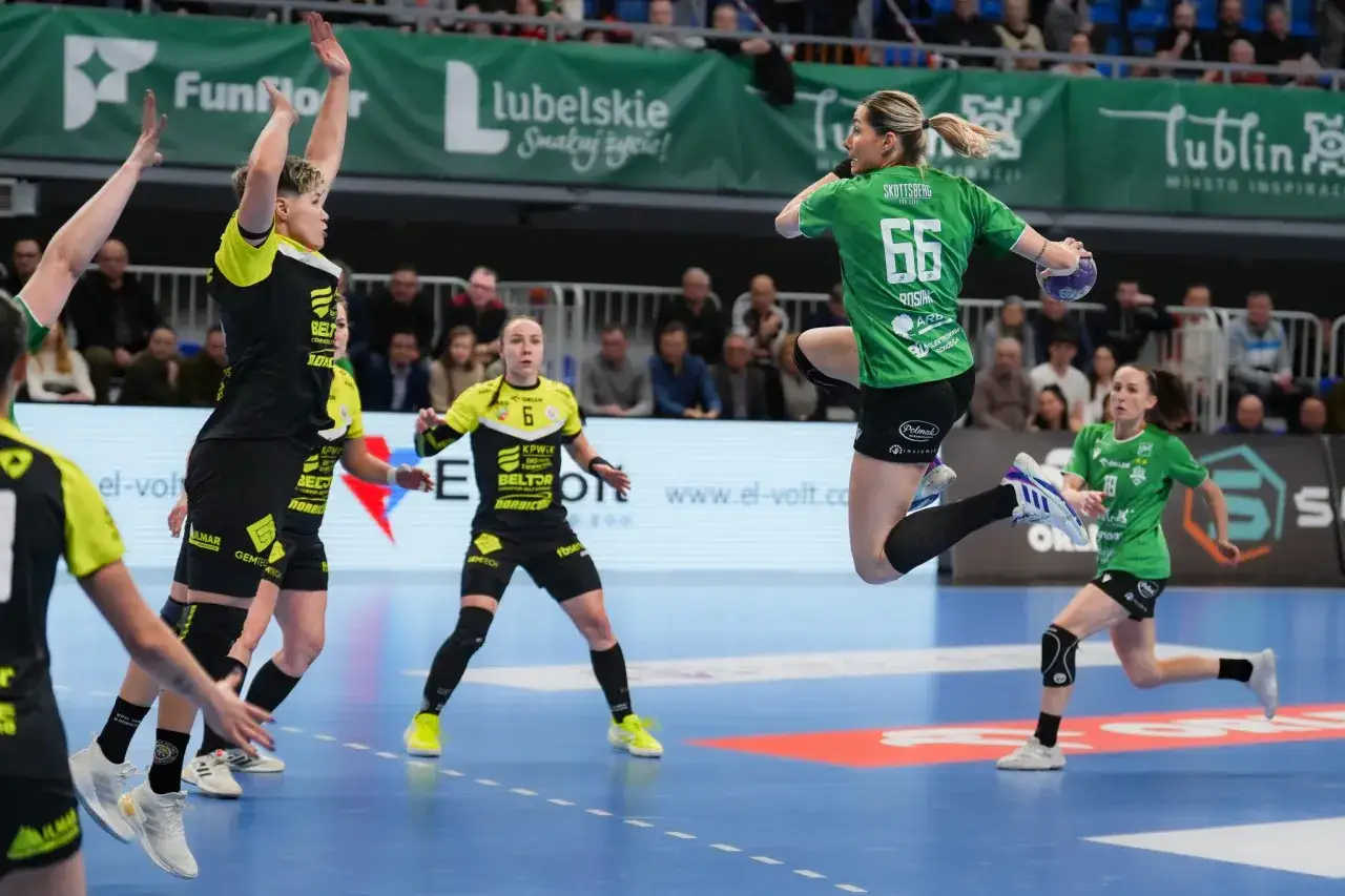 Piłka ręczna: zawodniczka MKS Funfloor Lublin w skoku do rzutu.