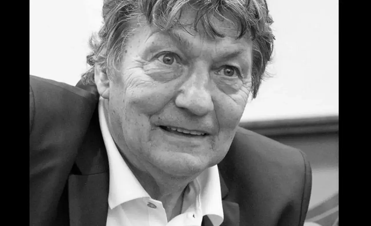 Portret Ryszarda Jedlińskiego w garniturze i białej koszuli.