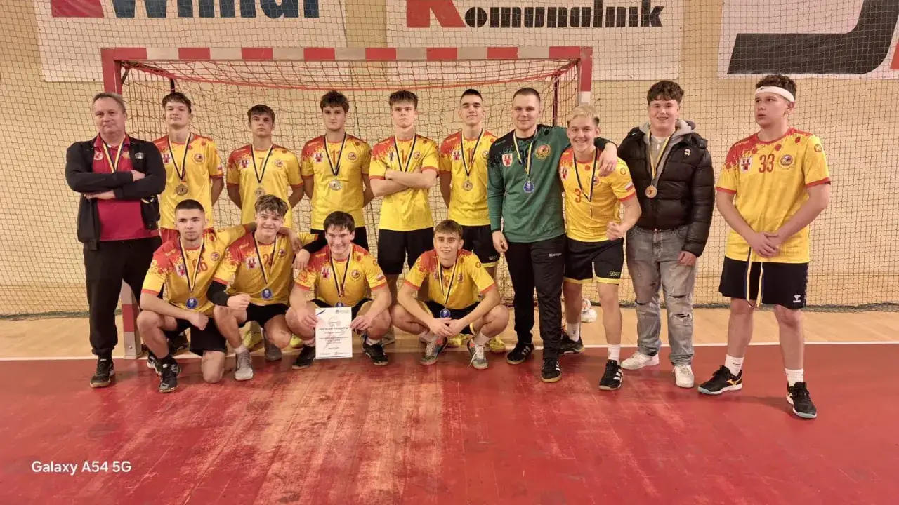 Drużyna piłki ręcznej z Grodkowa, w żółtych strojach i z medalami, świętuje sukces. Zwycięstwo na miarę olimpijskiego!
