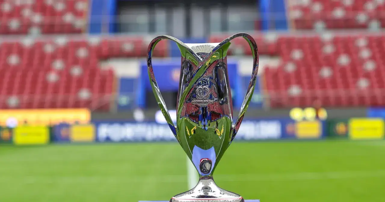 Błyszczący puchar na tle stadionu. Czy to nagroda z pp terminarz?